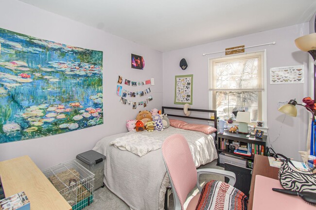 Building Photo - Charming 4 Bed 3.5 Bath Townhome