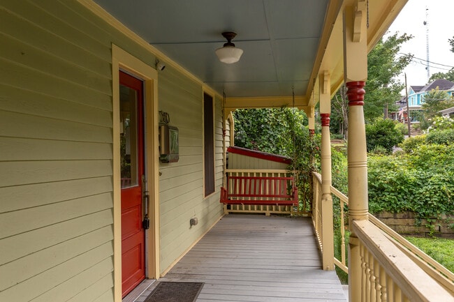 Building Photo - 510 Oakwood Ave