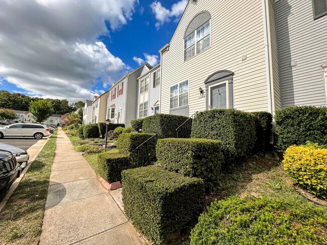 Building Photo - Gorgeous 2 Bed 2.5 Bath Townhouse With Pri...