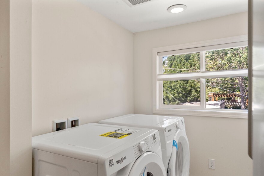 Upstrairs laundry room with new washer/dryer. - 3347 Tejon St