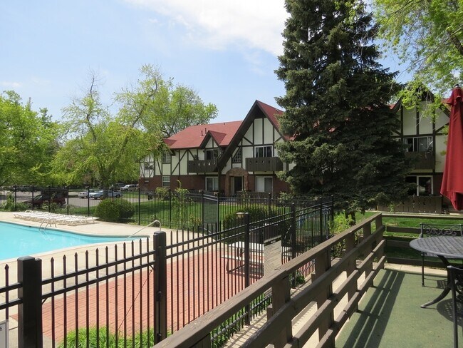 Building Photo - 2 Bed 1 Bath Top Floor Corner Unit Condo