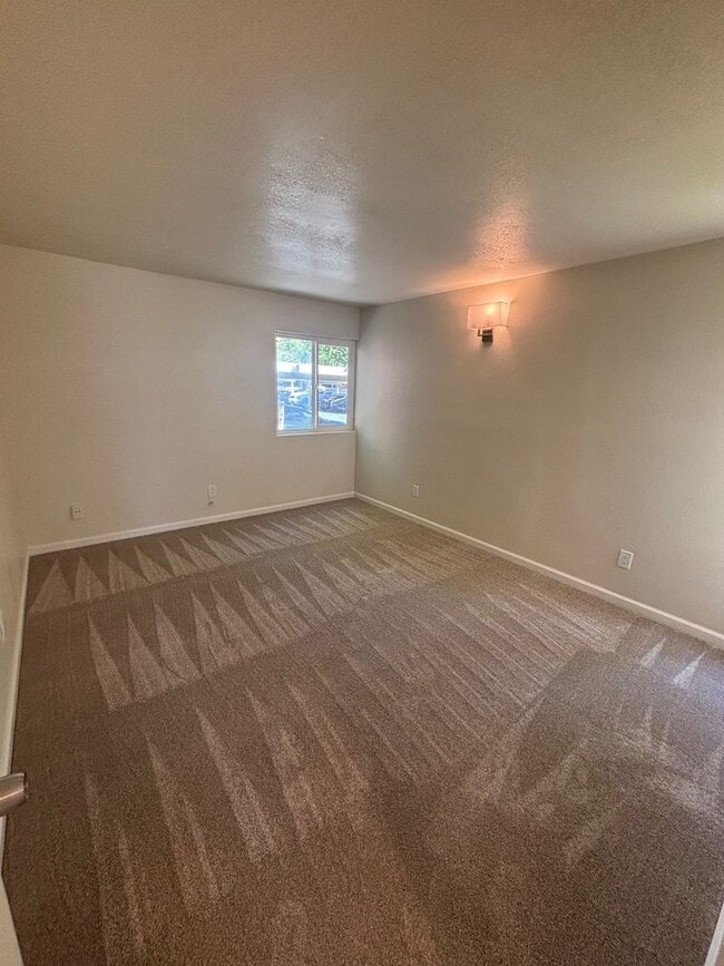 Building Photo - Updated 3 bedroom 2 bathroom Bennett Valle...