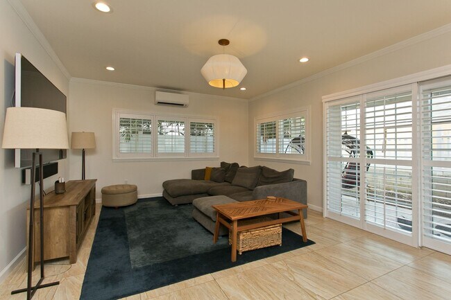 Building Photo - Diamond Head - Pet friendly - furnished 3 bedroom home with garage! Available now!