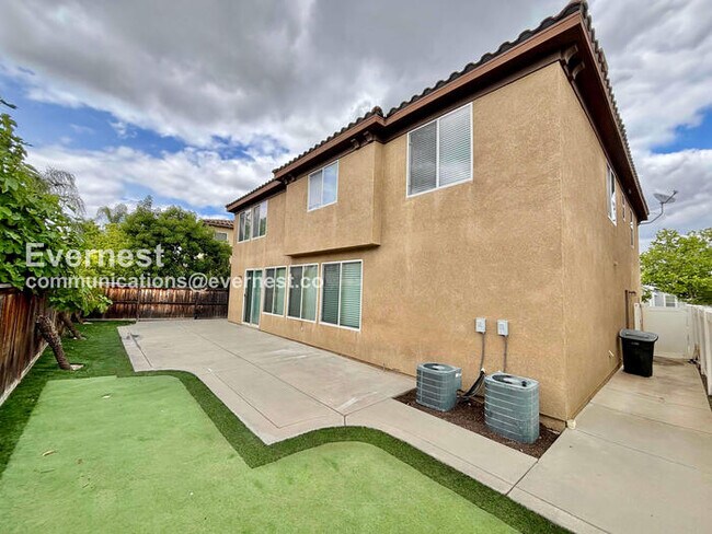 Building Photo - 5 Bed/3.5 Bath Home with Garage / Vouchers Accepted / Available Now!