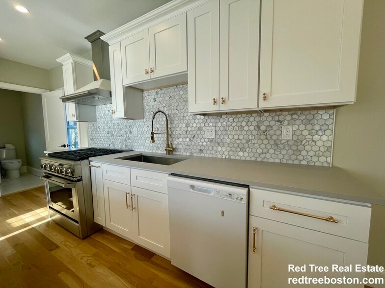 Building Photo - 1166 Fellsway