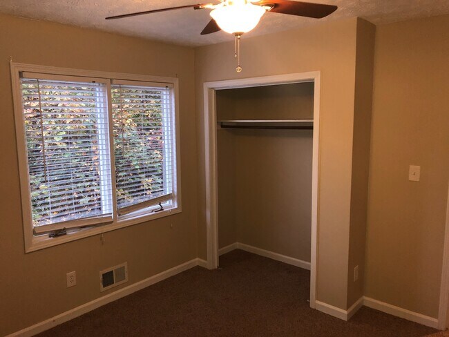 Building Photo - 3/2 Ranch w/ Large 2 Car Garage and Fenced in Backyard on Private Cul-De-Sac!