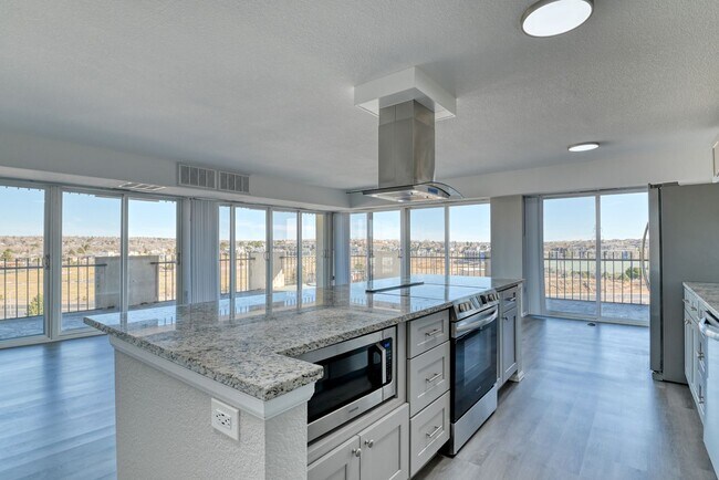 Building Photo - 2 Bed 2 Bath Condo in Historic Satellite Hotel