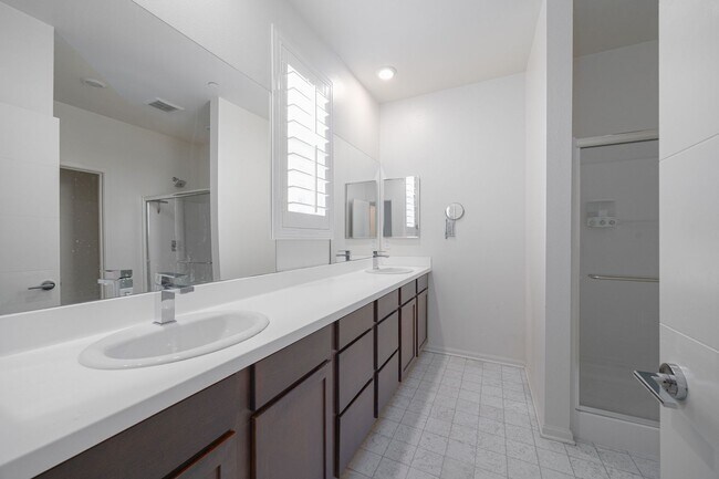 Building Photo - Perfectly located 4-bedroom townhouse in c...