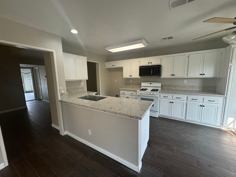 Building Photo - 10533 Oakdale Dr