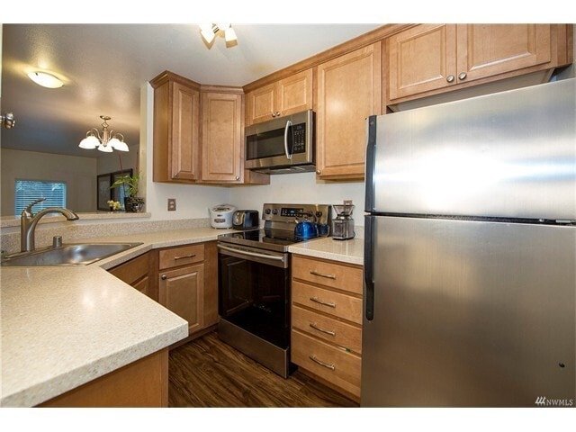 Building Photo - Beautiful Townhome 2 bedrooms and 2.5 bath...