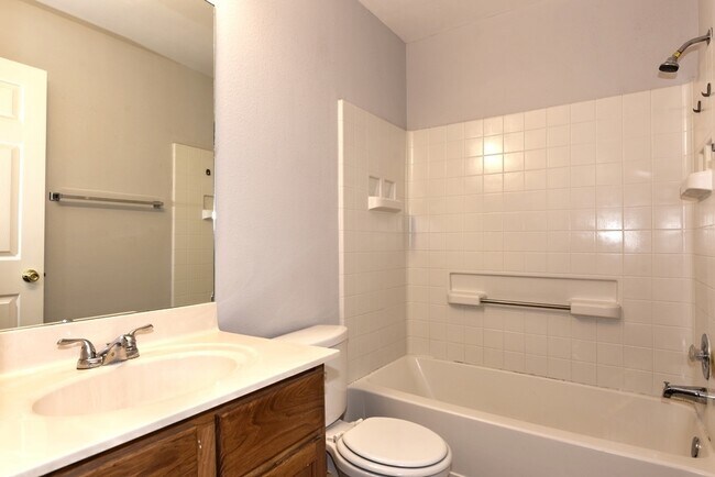 Building Photo - GREAT SINGLE STORY HOME | GATED COMMUNITY | NO CARPETS | CLOSE TO BANDERA & TEZEL RD | SHOPPING &...