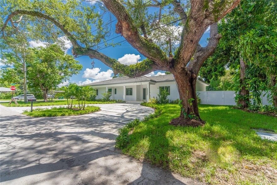 Building Photo - 4405 SW 64th Ct