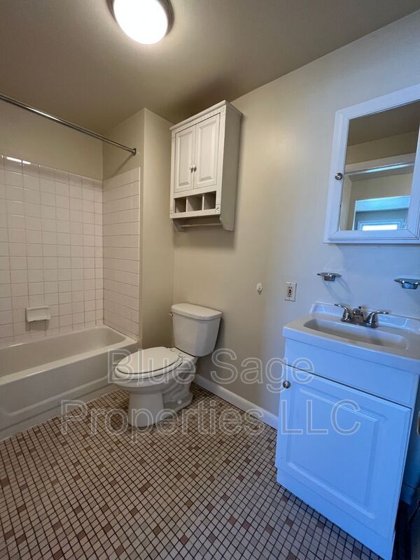 Building Photo - 1010 Yates Ave