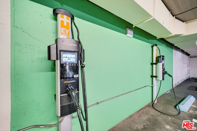 Building Photo - 10535 Wilshire Blvd