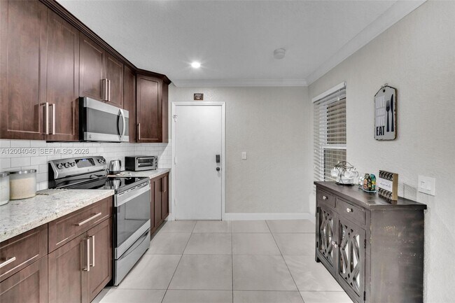 Building Photo - 10112 Royal Palm Blvd