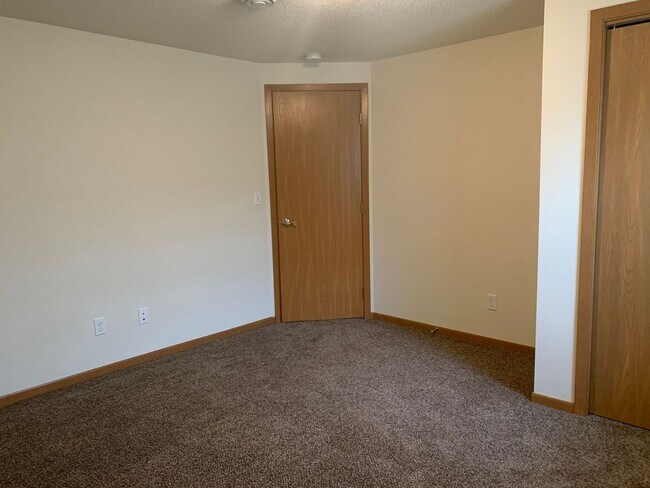 Building Photo - Spacious 4 Bedroom Townhome in Great Neigh...