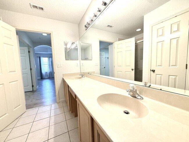 Building Photo - 2983 Ashland Ln S