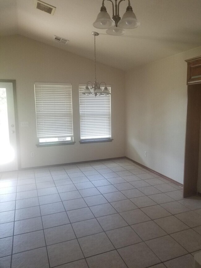 Building Photo - Beautiful 3 bedroom home near SW 104th and...