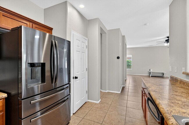 Building Photo - 697 W Oak Tree Ln