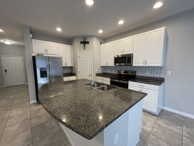 Building Photo - Coming Soon! Spacious 3/2.5 Townhome with ...