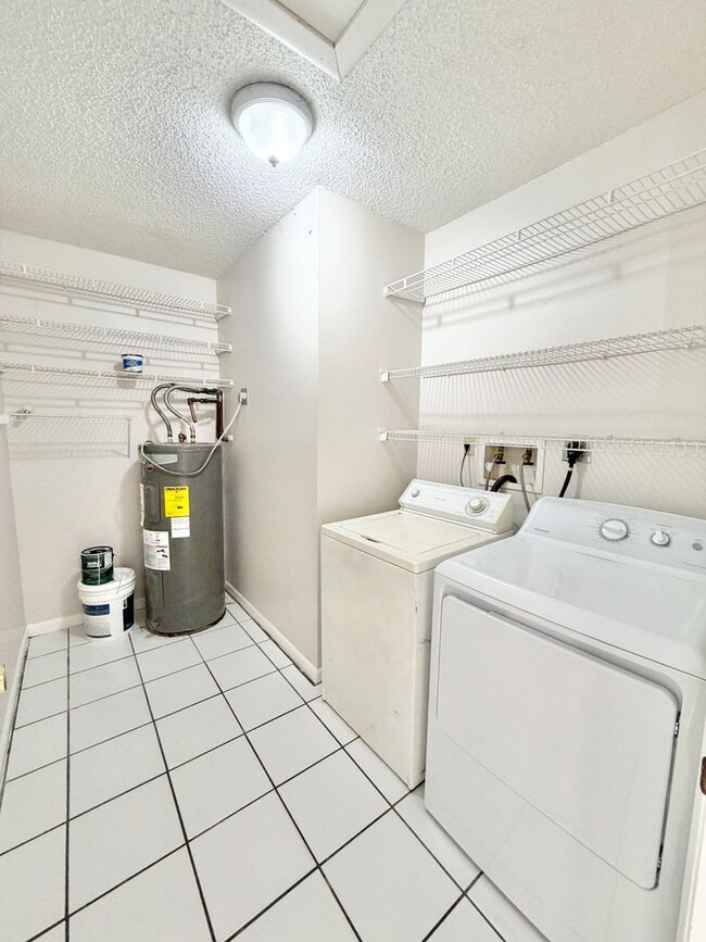 Building Photo - ** BONITA SPRINGS ** 2 BED / 1 BATH ** PET...