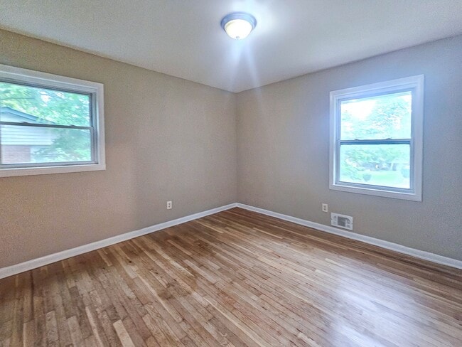 Building Photo - Spacious 4 Bedroom Home Near University Av...