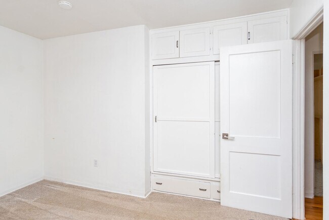 Building Photo - Lovely Downtown Property!