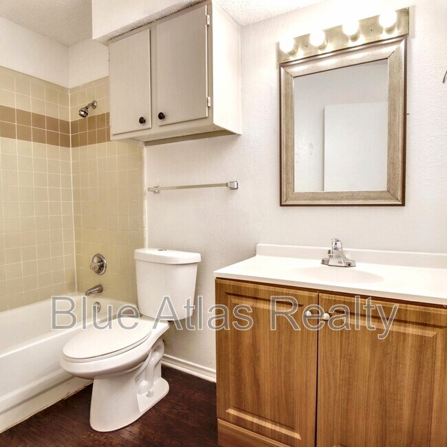 Building Photo - 916 Hilltop Dr