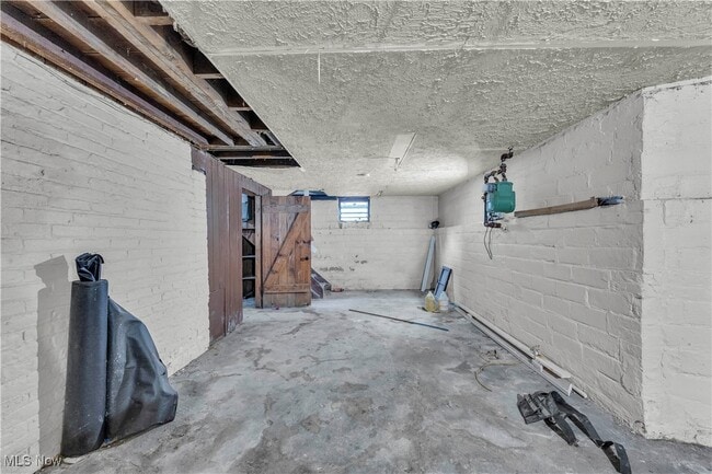 Building Photo - 3186 E 137th St