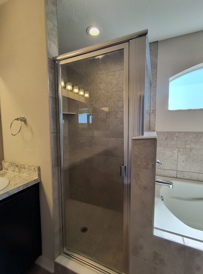 Building Photo - SOLAR ENGERY HOME!!! 4 BEDROOM 2 BATHROOM IN AUBURNDALE.