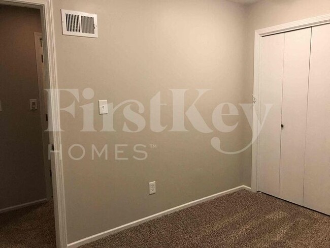 Building Photo - 5813 NW Aspen Ln