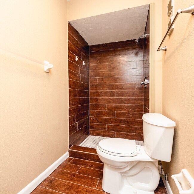 Building Photo - 9 Oakwood Park
