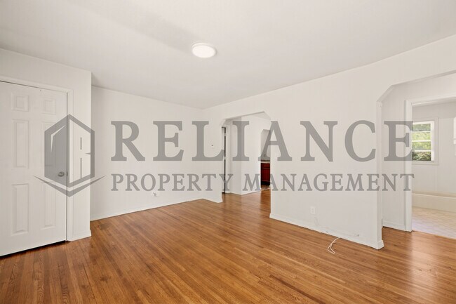 Building Photo - 1752 N Old Manor Rd