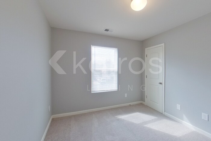 Building Photo - 10 Plymouth Ct