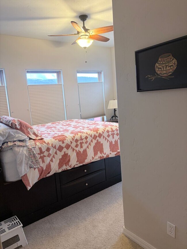 Building Photo - Fully furnished townhome