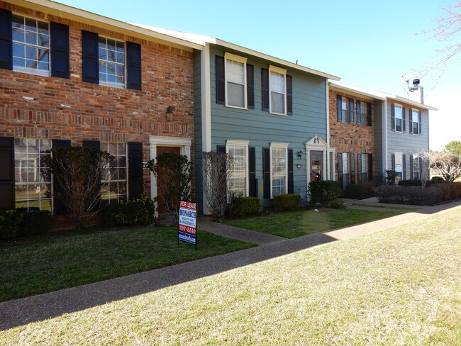 Building Photo - 2 Bedroom 1.5 bath Townhome $300 off 1st Month Special