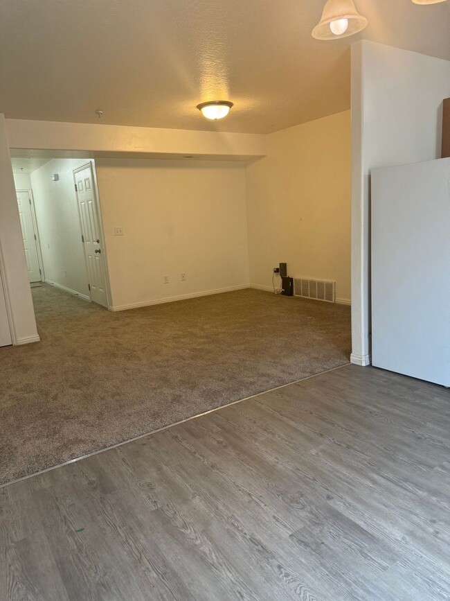 Building Photo - 727 E 1500 S
