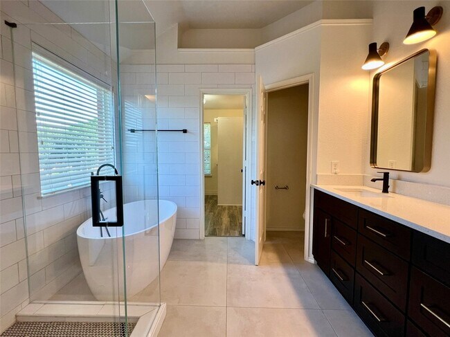 Building Photo - 9705 Hickory St