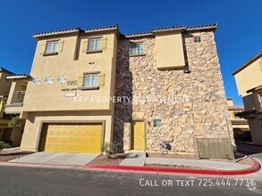 Building Photo - 3 bedroom, 2.5 bathroom townhouse with 2 c...