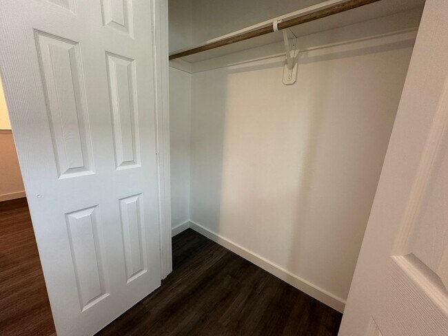 Building Photo - 3-Bedroom Duplex with Modern Finishes & Fu...