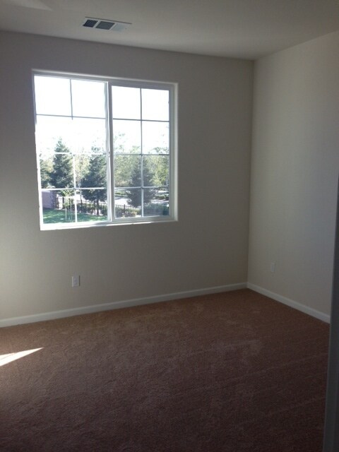 Building Photo - STUNNING 5 BEDROOM, 3 BATHROOM HOME WITH UPDATED KITCHEN AND BATHS! STAINLESS APPLIANCES AND GRAN...