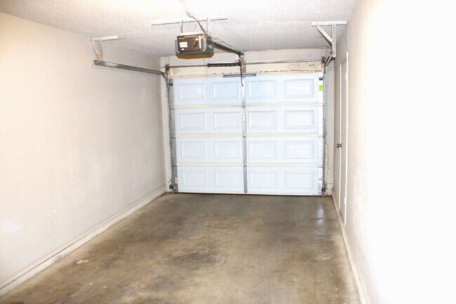 Building Photo - Spacious 2/2/1 Townhouse in Frenship ISD