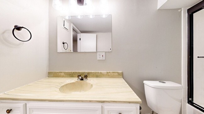 Building Photo - Amazing 4 Bed/3 Bath SFH Backing to Walnut...