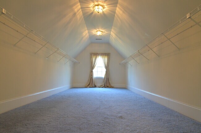 Building Photo - 4 Summit Way