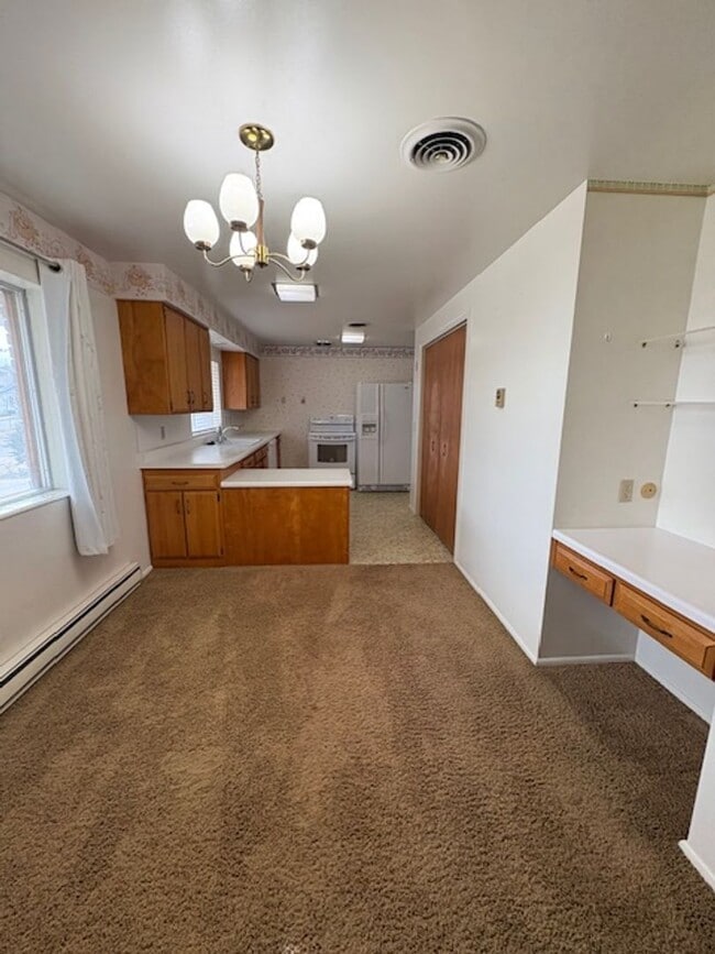 Building Photo - Single-family Home with 2 bedrooms and an office.