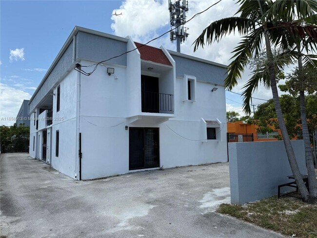 Building Photo - 852 SW 1st St