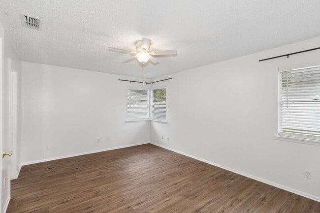 Building Photo - This 3/2 Beautiful Villa-Style Condo on Desirable Coverplace Community of Palm Harbor!
