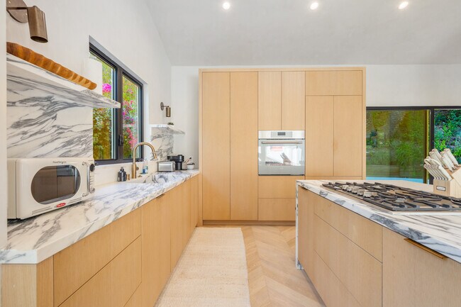 Building Photo - 2221 Bowmont Dr