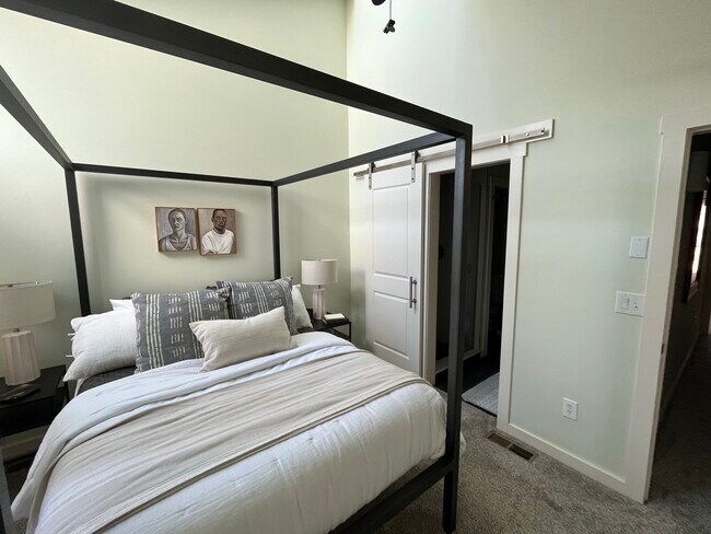 Master bedroom - 1021 S Wall St