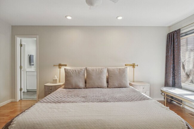 Building Photo - HALF MONTH RENT FREE!!!! GORGEOUS Brick To...